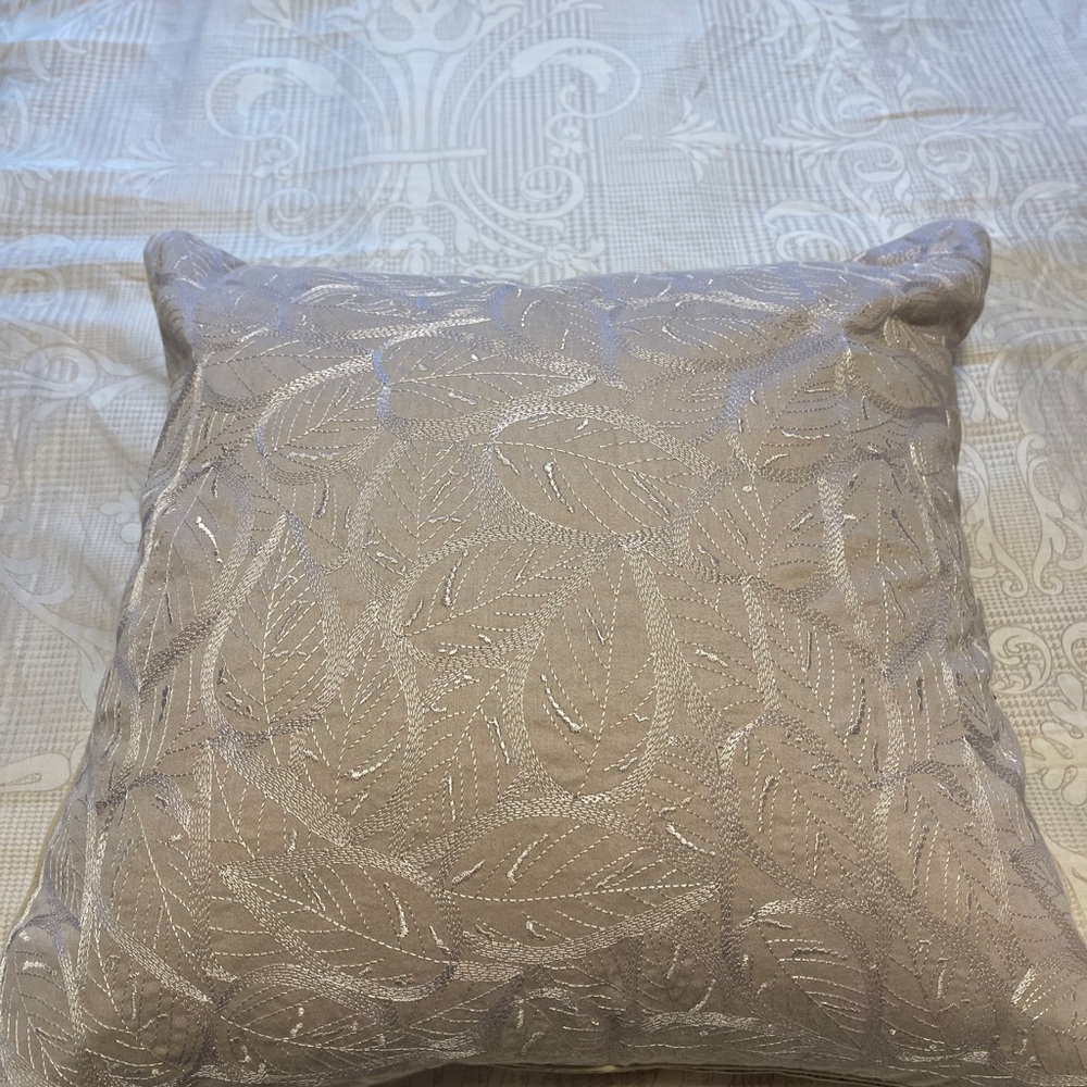 Yves Delorme pillow - Picture 3 of 5